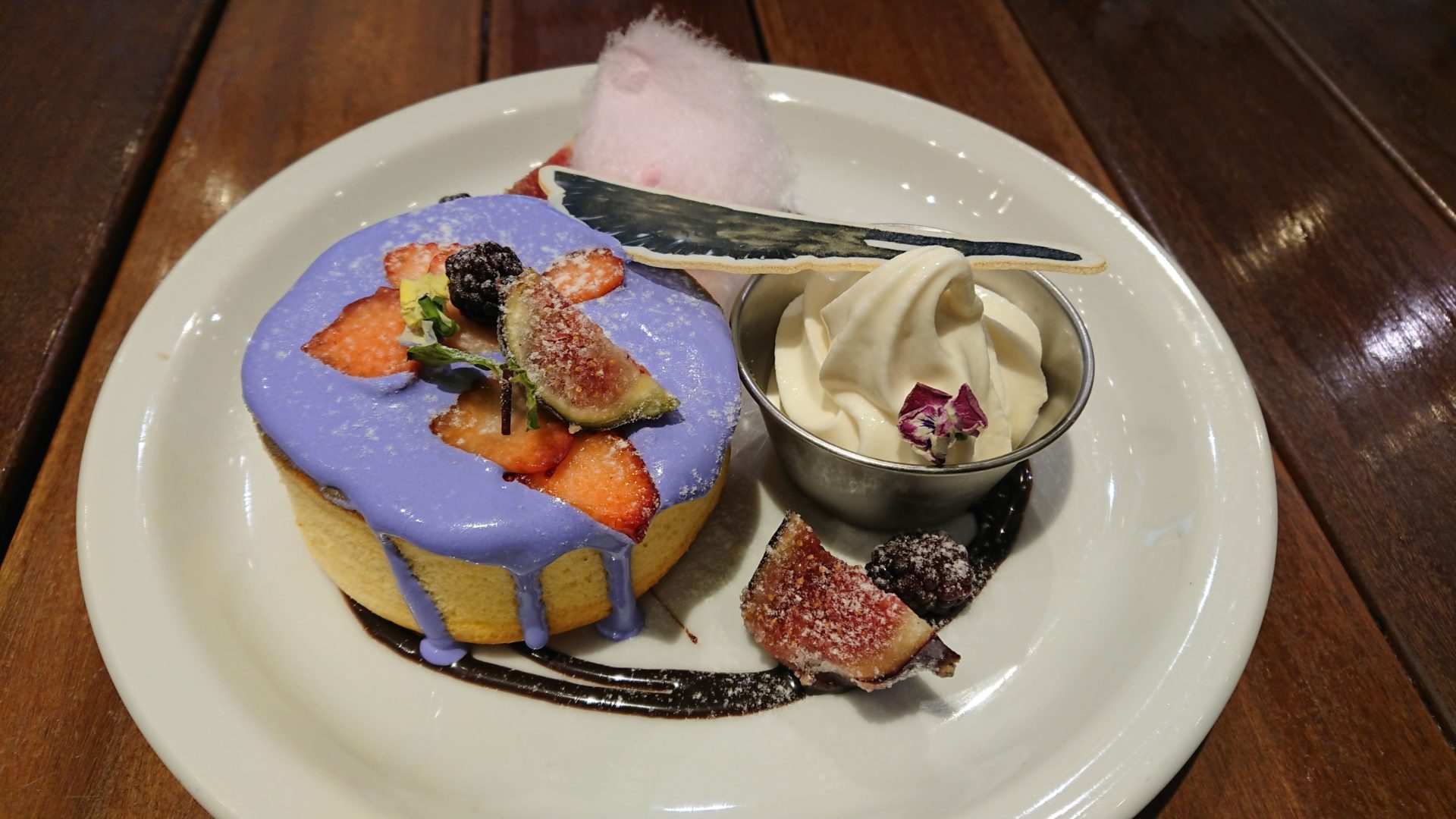 イリヤのレアチーズベリークリームパンケーキ